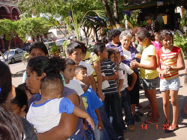 Parte de los niños que recibieron mochilas, vease algunos padres de familia